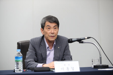 이동걸 산업은행 회장이 지난 17일 온라인 기자간담회를 개최하며 마무리 발언을 하고 있다./사진제공=산업은행