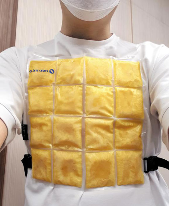 정부가 수도권 보건소에 배포한 냉각조끼를 기자가 직접 착용한 모습.