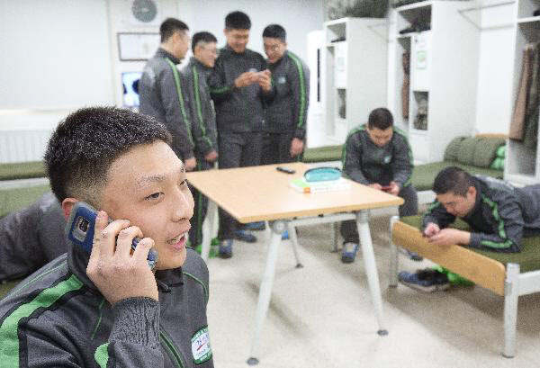 작년 1월 경기도 가평의 수도기계화보병사단 병사들이 휴대전화를 시범 사용하는 모습. /사진공동취재단