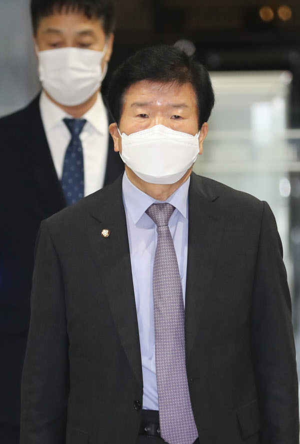 박병석 국회의장이 26일 오전 국회 본청으로 출근하는 모습. /연합뉴스