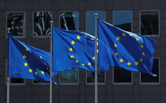 벨기에 브뤼셀의 EU 집행위원회 앞 EU 깃발/로이터 연합뉴스