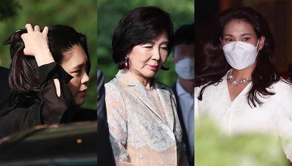 이건희 삼성전자 회장 부인인 홍라희 전 리움미술관관장(중앙)과 이부진 신라호텔 이사장(왼쪽), 이서현 삼성복지재단 이사장(오른쪽)이 27일 서울 신라호텔 영빈관에서 열린 서경배 아모레퍼시픽 그룹 회장 딸 민정씨와 홍석준 보광창업투자 회장의 아들 정환씨의 약혼식에 참석했다. 이날 약혼식에 이재용 삼성전자 부회장은 불참했다./연합뉴스
