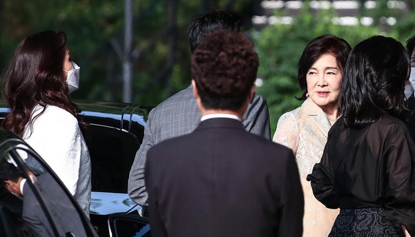 27일 아모레-보광가의 약혼식에 참석한 홍라희 전 리움미술관장(오른쪽에서 두번째)과 가족들./연합뉴스