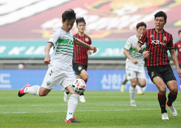 지난 6일 서울월드컵경기장에서 열린 프로축구 전북과 서울의 경기에서 전북 이동국이 슛하는 장면. 연합뉴스