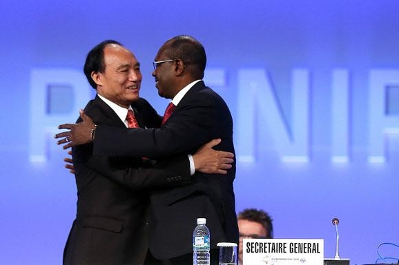지난 2014년 자우허우린 ITU 사무총장이 사무총장직에 당선된 뒤 하마둔 투레 전 사무총장과 포옹하고 있다. /연합뉴스