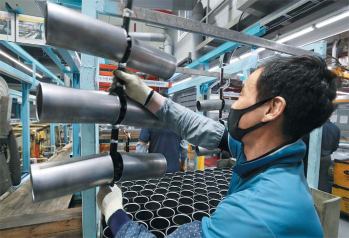 지난 26일 인천 서구 검단산업단지에 있는 한 금속 표면처리업체에서 50대 근로자가 작업하고 있다. 11명이 일하는 이 업체는 최연장자인 67세 직원을 포함해 5명이 50대 이상이다. 중소 제조업체들은 “젊은 인력 충원 없이는 기술 단절은 물론 국가 제조업 경쟁력 하락이 불가피하다”고 입을 모은다.