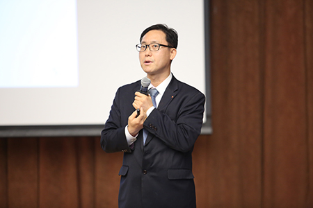 ▲ 김대종 세종대 경영학부 교수가 2020년 6월 26일 코엑스에서 열린 국제 e-비즈니스학회에서 “온라인쇼핑과 언택트산업이 고용시장에 미치는 영향”에 대하여 논문을 발표했다.