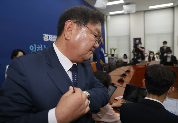 더불어민주당 김태년 원내대표가 29일 국회에서 협상 결렬 관련 기자간담회를 한 뒤 어두운 표정으로 퇴장하고 있다. /연합뉴스