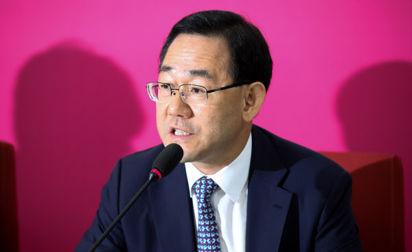 주호영 미래통합당 원내대표가 29일 오전 서울 여의도 국회에서 원구성 협상 결렬과 관련해 기자간담회를 하고 있다./뉴시스