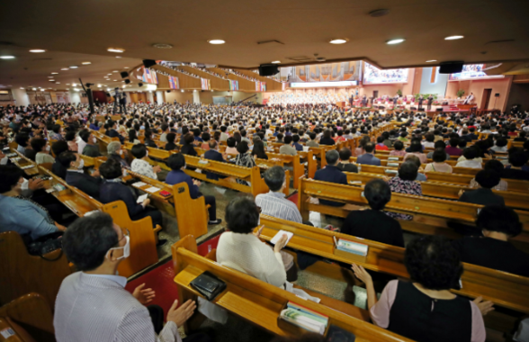 지난 5월 31일 오전 서울 영등포구 여의도 순복음교회에서 마스크 쓴 신도들이 예배를 드리고 있다. /연합뉴스