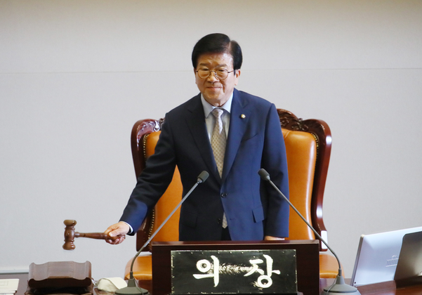 박병석 국회의장이 29일 오후 국회 본회의에서 개의를 선언하고 있다./연합뉴스
