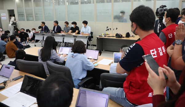 29일 이스타항공 강서구 본사에서 노조원들이 최종구 대표의 인수·합병 관련 기자회견을 지켜보고 있다. /연합뉴스