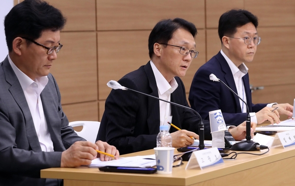 임재현 기획재정부 세제실장이 지난 24일 정부세종청사에서 금융세제 선진화 추진 방향에 대해 설명하고 있다. 왼쪽부터 고광효 소득법인세정책관, 임재현 세제실장, 김문건 금융세제과장 /뉴시스