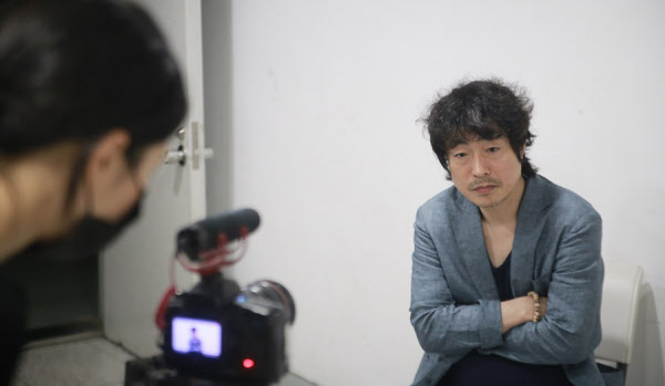 '조씨고아'의 고선웅 연출이 공연 전 온라인 방송 시청자들을 위한 미니 인터뷰를 진행하고 있다. /이태훈 기자