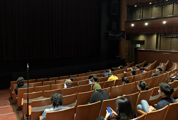 이태훈 기자
26일 '조씨고아' 공연이 열린 명동예술극장 1층 객석에 급조된 관객 20여 명이 띄엄띄엄 앉아 있다. 국립극단은 25, 26일 두차례 영상 촬영을 위한 공연을 진행하면서, 25일에는 촬영팀 요청에 따라 완전 무관중 상태로 공연을 치렀다. 하지만 연출가 고선웅이 '관객이 꼭 있어야 한다'고 요청하면서 26일엔 극단 단원과 배우 가족 등 20여 명을 관객으로 급히 불렀다.