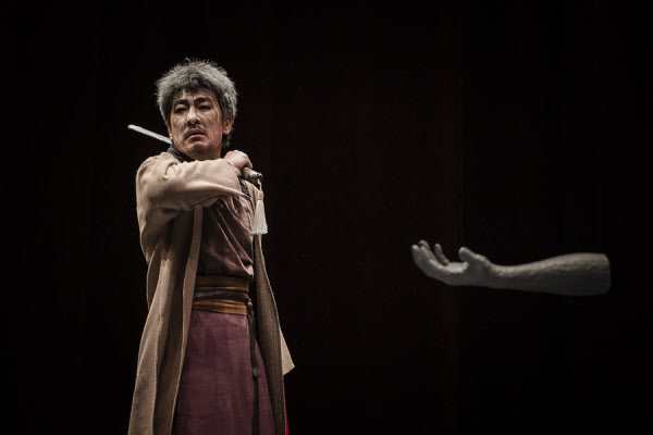 연극 '조씨고아'의 한 장면. 도안고에게 복수하기 위해 모든 소중한 것을 잃고 20년을 기다렸던 정영(하성광)은, 장성한 조씨고아(이형훈·홍사빈)이 자기 일족의 비극을 믿지 않으려 하자 먼저 스스로 팔을 잘라 진실임을 강변한 뒤, 그래도 반신반의하는 조씨고아를 설득하려 제 목에 칼을 댄다. /국립극단
