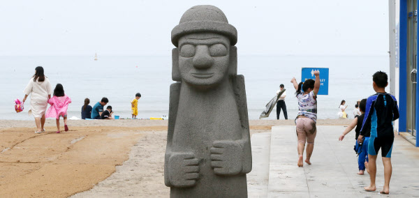 주말인 지난 27일 오후 개장을 나흘 앞둔 제주 이호해수욕장이 붐비고 있다. /연합뉴스