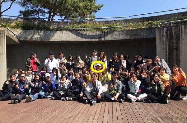 출판편집디자인과 학생들과 기념사진을 찍은 송영광씨(원 안) /본인 제공