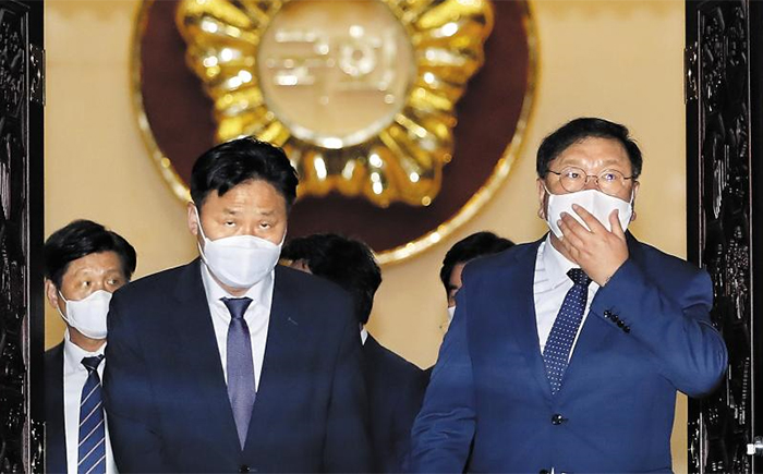 與, 2시간만에 11개 상임위장 선출 - 김태년(오른쪽) 더불어민주당 원내대표와 김영진 민주당 원내수석부대표가 29일 국회 본회의 직후 회의장을 나오고 있다. 더불어민주당은 이날 18개 상임위원회 가운데 정보위원회를 제외한 17개 위원회 위원장 자리를 모두 차지했다. 특정 정당이 상임위원장을 독식한 것은 1988년 13대 국회 이후 32년 만이다.