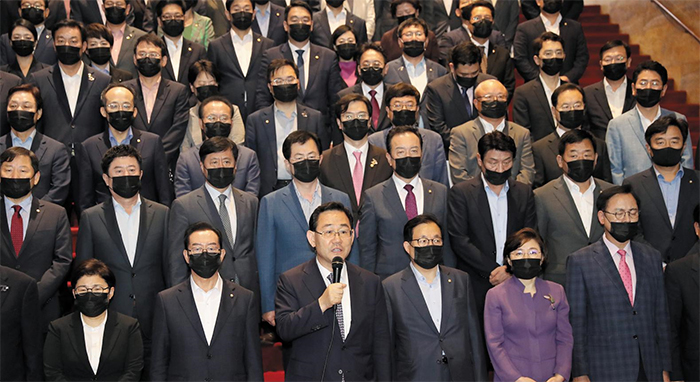 미래통합당 주호영(앞줄 왼쪽 셋째) 원내대표와 의원들이 29일 서울 여의도 국회 본청 로텐더홀에서 17개 상임위원장을 일방적으로 선출한 더불어민주당을 규탄하는 성명을 발표하고 있다. 통합당은 “176석 거대 여당의 폭주”라며 “민주당의 ‘일당 독재’ ‘의회 독재’가 시작된 날”이라고 반발했다.