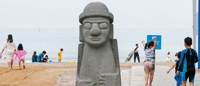 지난 27일 정식 개장을 나흘 앞둔 제주 이호해수욕장을 찾은 관광객들이 해변에서 뛰어놀거나 산책을 즐기고 있다. 코로나로 해외여행을 갈 수 없게 되면서, 지난 주말에 약 10만명이 제주를 찾았다.