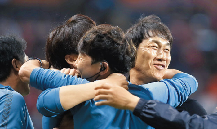 유상철 인천 전 감독이 작년 5월 28일 제주 원정에서 2대1 승리를 거둔 뒤 선수들과 포옹하며 기뻐하고 있다. 작년 5월 부임한 유 감독은 그해 10월 췌장암 4기 판정을 받고도 그라운드를 지켰다.