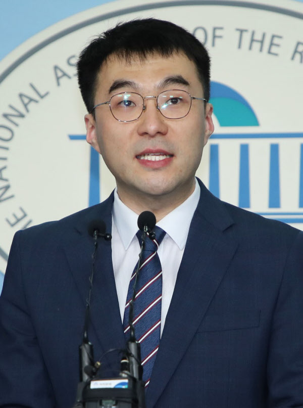 지난 2월 7일 서울 여의도 국회 정론관에서 더불어민주당 입당 기자회견을 하는 김남국 의원 /뉴시스