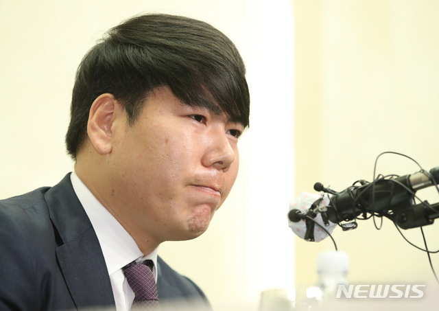 굳은 표정의 강정호