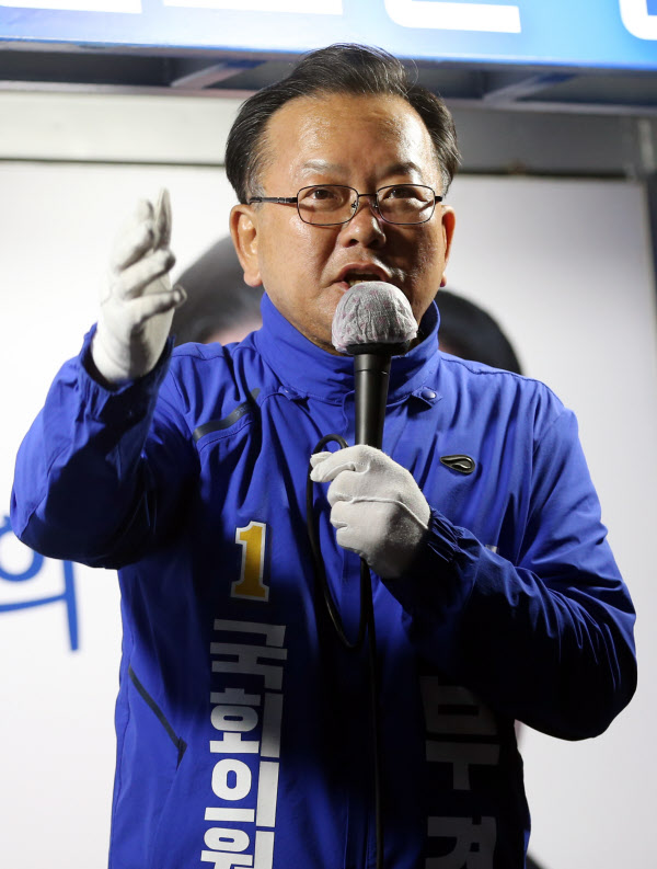 더불어민주당 김부겸 전 의원이 지난 4월 13일 대구 수성구에서 유권자들에게 지지를 호소하는 모습. /연합뉴스