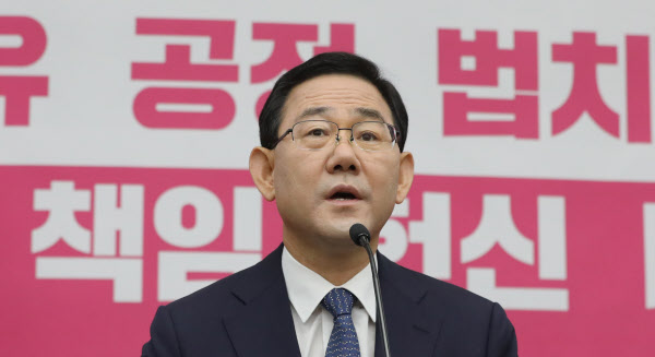 미래통합당 주호영 원내대표가 30일 오전 서울 여의도 국회에서 열린 의원총회에서 발언하고 있다. /연합뉴스