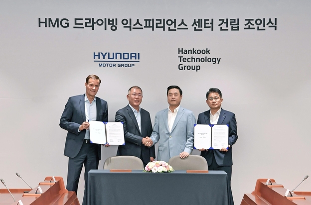 현대자동차그룹과 한국테크놀로지그룹이 지난 17일 현대차그룹 드라이빙 익스피리언스 센터 건립을 위한 협약을 체결한 후 기념촬영하고 있다. 사진 왼쪽부터 현대·기아차 상품본부장 토마스 쉬미에라 부사장, 현대자동차그룹 정의선 수석부회장, 한국 테크놀로지그룹 조현식 부회장, 한국타이어앤테크놀로지 이수일 사장/현대차 제공