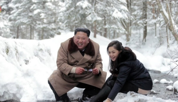지난해 12월 4일 중앙TV가 공개한 김정은 국무위원장과 부인 리설주의 모습. /연합뉴스