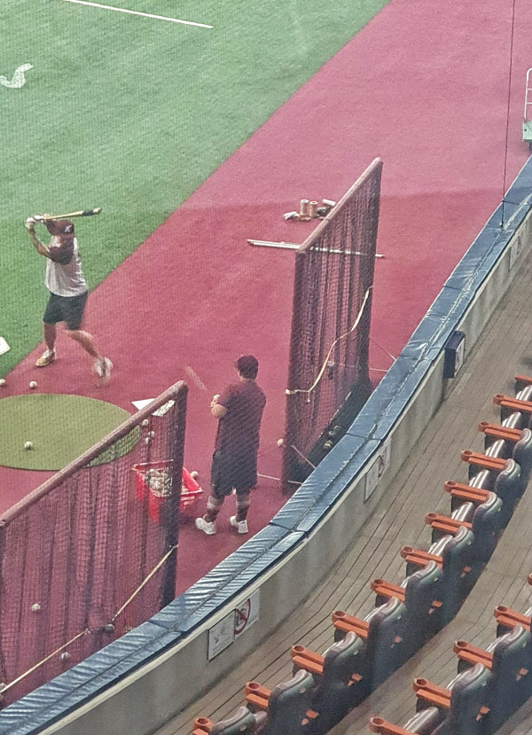 30일 오후 2시쯤 가장 먼저 나와 타격 훈련을 하는 박병호. / 장민석 기자