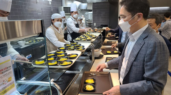 이재용 삼성전자 부회장이 30일 세메스 천안사업장을 찾았다./삼성전자