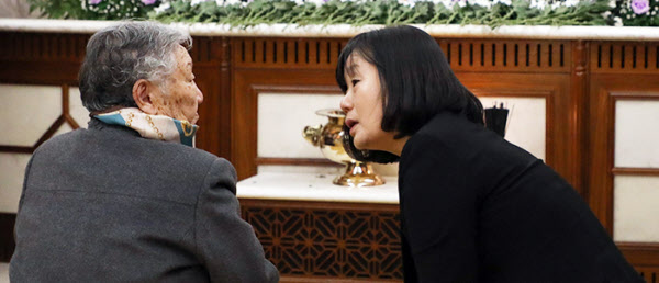 2019년 1월 고(故) 김복동 할머니 빈소에서 위안부 피해자 길원옥(왼쪽)할머니와 윤미향 당시 정의연 이사장(현 민주당 의원)이 대화하고 있다/박상훈 기자