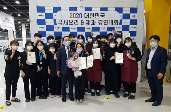 광주대 호텔외식조리학과 학생들이 요리경연대회에서 최우수상과 금상 등을 수상한 뒤 기념촬영했다. /광주대 제공