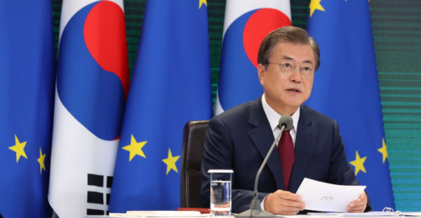 문재인 대통령이 30일 청와대 충무실에서 유럽연합(EU)의 샤를 미셸 정상회의 상임의장, 우르줄라 폰데어라이엔 집행위원장과 화상 정상회담을 하고 있다. /뉴시스