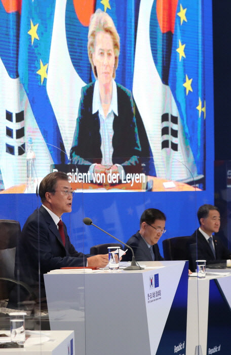 문재인 대통령이 30일 청와대 충무실에서 유럽연합(EU)의 샤를 미셸 정상회의 상임의장, 우르줄라 폰데어라이엔 집행위원장과 화상 정상회담을 하고 있다. /연합뉴스