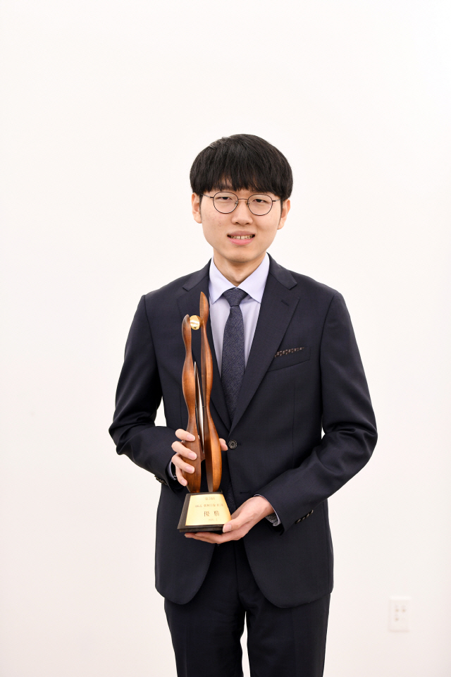 ◇올해 상반기 다승·승률·상금 등 전부문에서 1위를 질주한 신진서 9단. 사진제공=한국기원