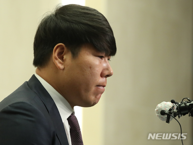 굳은 표정의 강정호