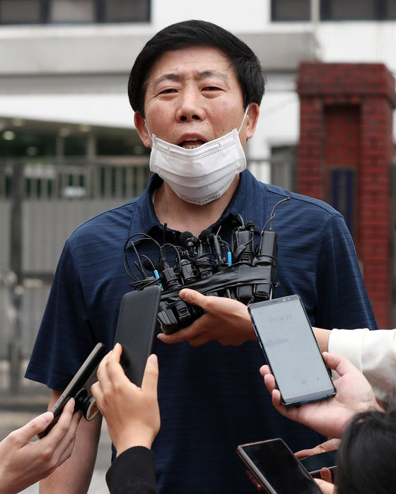 조사를 마치고 나온 박상학 대표. /뉴스1