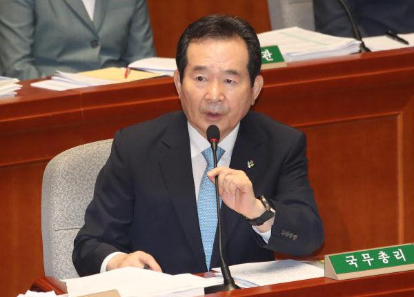 정세균 국무총리가 30일 국회 예산결산특별위원회 전체회의에서 의원들의 질의에 답하고 있다. /뉴시스