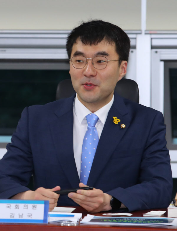 더불어민주당 김남국 의원이 지난 25일 서울 여의도 국회의원회관에서 열린 세미나에서 발언하는 모습. /뉴시스