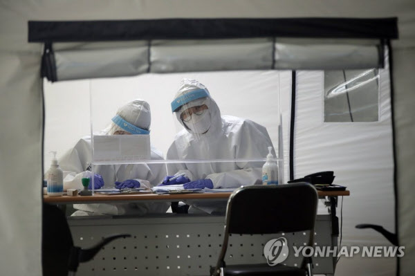 30일 오전 광주 남구청 선별진료소에서 방역당국 관계자들이 서류를 작성하고 있다. 광주에선 지난 27일 이후 코로나19 확진이 이어지며 지역감염 확산 우려가 커지고 있다. /연합뉴스