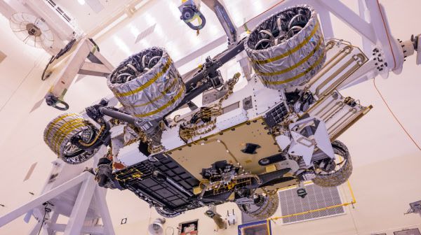 화성 탐사 로버 퍼시비어런스의 배에 장착된 헬리콥터 인저뉴어티./NASA