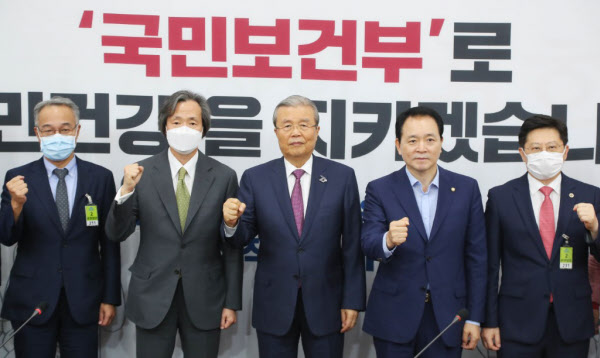 미래통합당 김종인(가운데) 비상대책위원장과 성일종(오른쪽 둘째) 비대위원 등 참석자들이 30일 국회에서 열린 미래통합당 국민보건부 신설을 위한 정책토론회에서 화이팅을 외치고 있다. /뉴시스