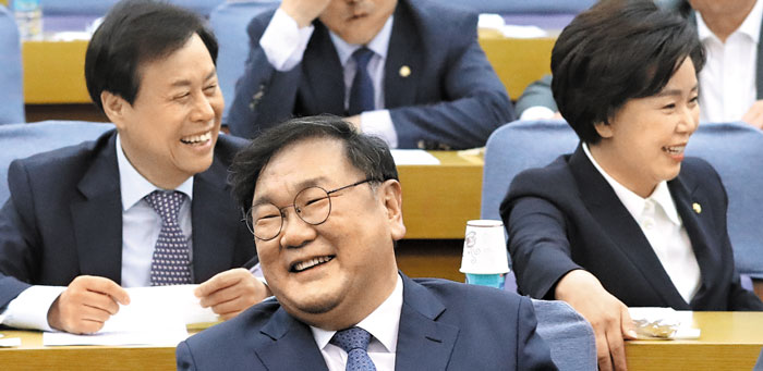 더불어민주당 김태년(가운데) 원내대표가 30일 국회 의원회관에서 열린 '경제를 공부하는 국회의원 모임'에 참석, 같은 당 도종환(왼쪽)·양향자 의원 등과 함께 웃음을 짓고 있다.