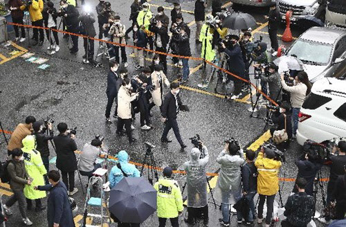 2020년 4월 17일 텔레그램 '박사방'에서 운영자 조주빈을 도와 성 착취물 제작·유포에 가담한 혐의로 구속된 '부따' 강훈이 종로경찰서에서 검찰로 송치되고 있다. /조선일보DB
