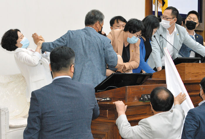 지난달 23일 울산시의회 본회의장에서 더불어민주당 소속 시의원들과 미래통합당 소속 의원들이 몸싸움을 벌이고 있다.