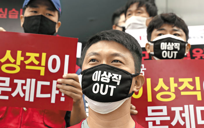 이스타항공 조종사노조 조합원들이 지난 26일 서울 양천구 이스타항공 본사 앞에서 창업주인 더불어민주당 이상직 의원에 대한 규탄 시위를 하고 있다.